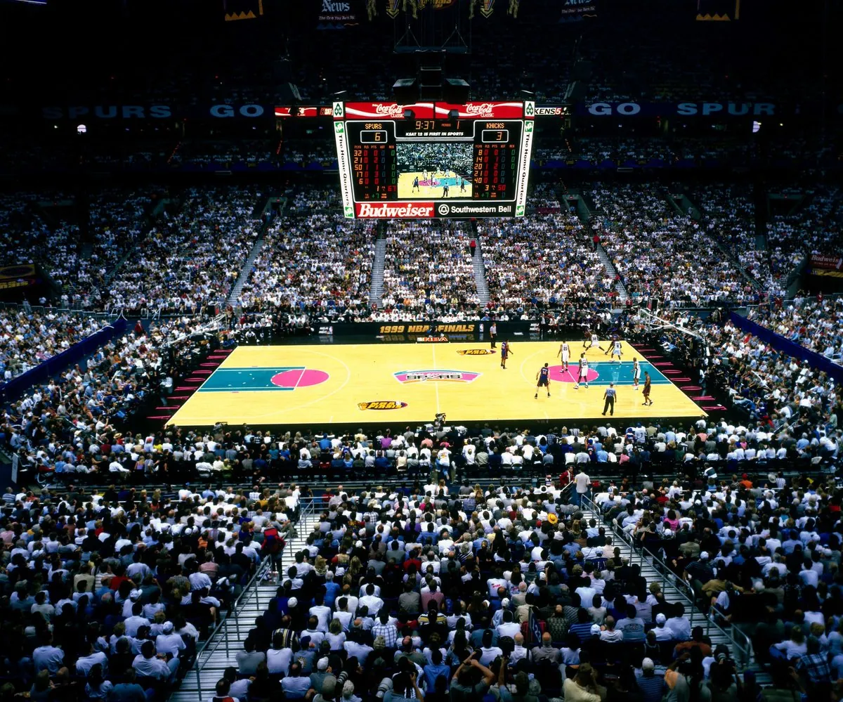 Warriors dominate Spurs in front of a NBA record crowd Image