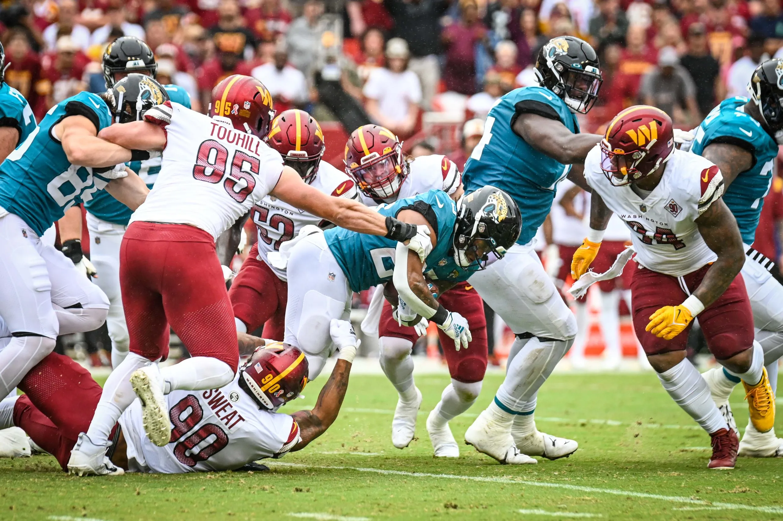 Texans sign offensive tackle Cam Robinson Image